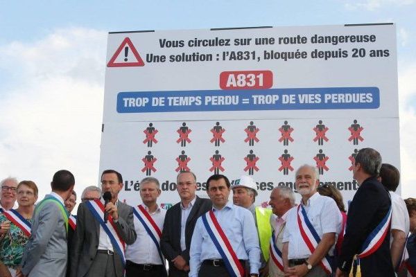 Une manifestation d'élus pour l'autoroute A 831