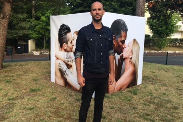 Thibaut Stipal devant deux de ses photographies. 