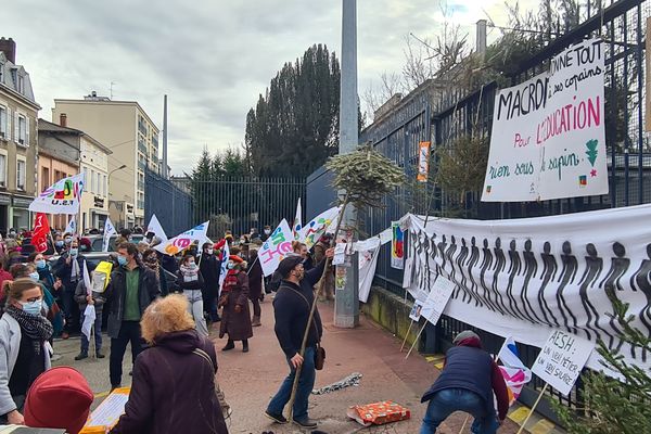 De meilleures conditions d'enseignement, c'est la demande des manifestants présents devant le rectorat de la capitale limousine, ce mardi 26 janvier 2021. 