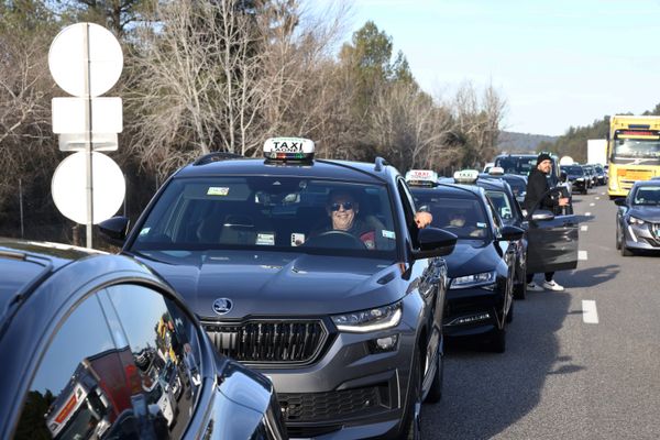 Le 29 janvier, blocage des Taxis de Plan de Campagne au Péage de La Barque sur A8 et A51, qui ont organisé une opération escargot pour protester contre leurs conditions de travail, leur niveau de vie et le coût des charges sociales pour leur corporation. Ici, au niveau de A51 sortie Aix-en-Provence.