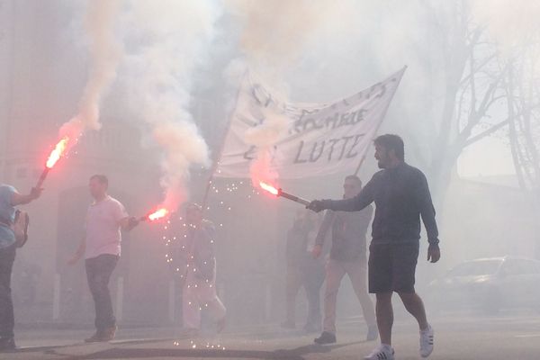 Les cheminots ont rejoint la manifestation de La Rochelle ce jeudi avec des fumigènes 