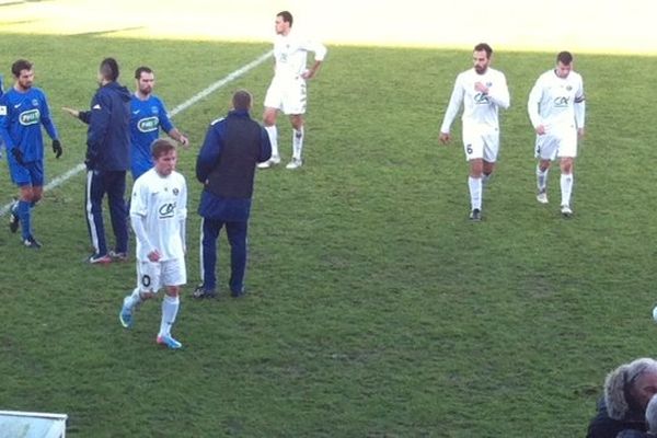 Saint-Amand (en blanc) a renversé la vapeur ce dimanche après-midi face à Dinsheim, pour l'emporter 5 buts à 2