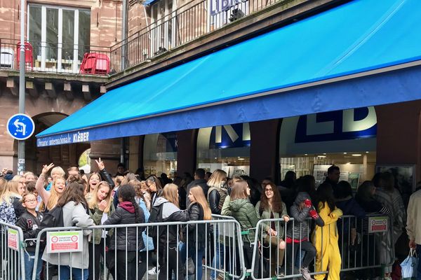 Le chroniqueur Jeremstar très attendu par ses fans devant la librairie Kléber de Strasbourg