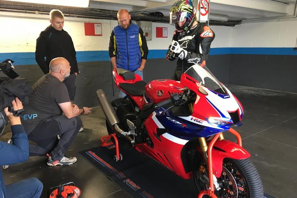 Adrien Van Beveren au guidon d'un bolide trois fois plus puissant que sa moto du Dakar.