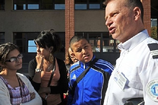 Des lycéens du Mirail dialoguent avec un policier au commissariat de Toulouse le 5 octobre 2012, dans le cadre des jours de sécurité intérieure français.