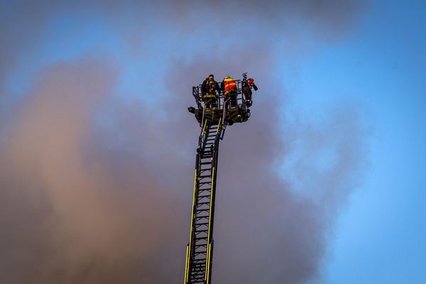 Malgré l'intervention des pompiers, le bâtiment situé à Rayssac dans le Tarn a été totalement détruit.