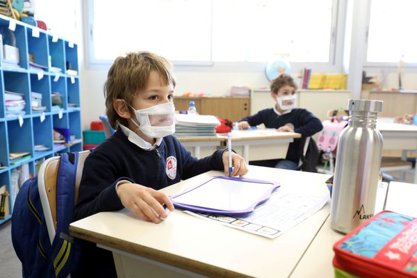 Jeunes écoliers avec masque inclusif 