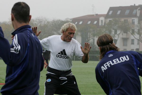 Tiburce Darou en pleine séance d'entraînement avec les joueurs de Strasbourg en 2005.