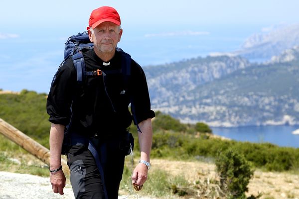 Le père Gourrier pendant sa marche solitaire le 10 juin dernier à La Ciotat en Provence.