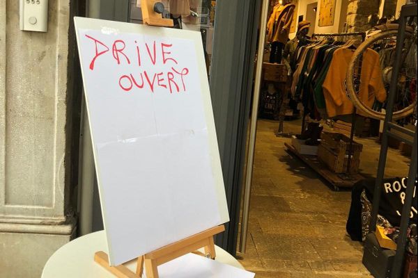 Depuis le 29 octobre, pour survivre, certains magasins corses ont mis en place des drive. 