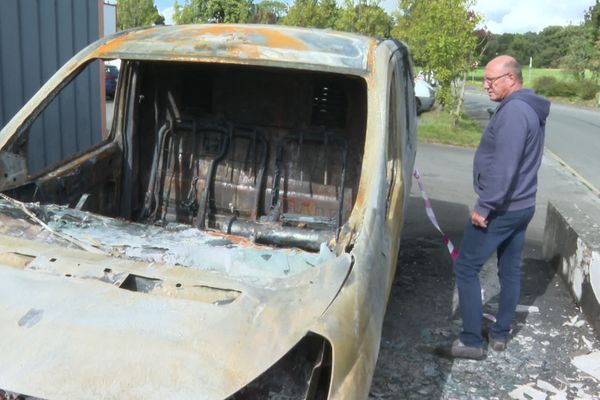 Le véhicule du secours populaire de Fougères incendié