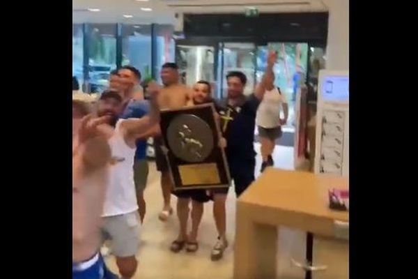 Capture d'une vidéo, les rugbymen de Canet-d'Aude célèbrent leur titre de Champions de France - juin 2023.