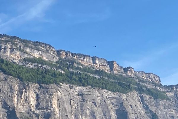 Les CRS Alpes ont déclenché une opération de reconnaissance aérienne samedi 11 mai, à partir de 22 heures. Le lendemain, un hélicoptère survolait encore la zone après 8 h 30.