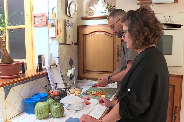 Chaque jour, les parents d'Emma, allergique aux arachides, préparent son panier-repas pour manger à la cantine.