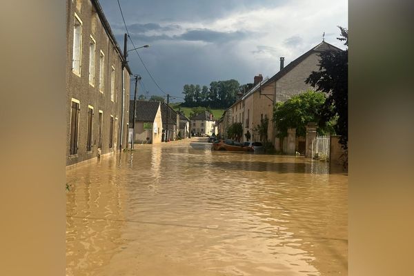 Ce vendredi 2 août, le village de Saint-Marc-sur-Seine en Haute Côte-d'Or était coupé en deux