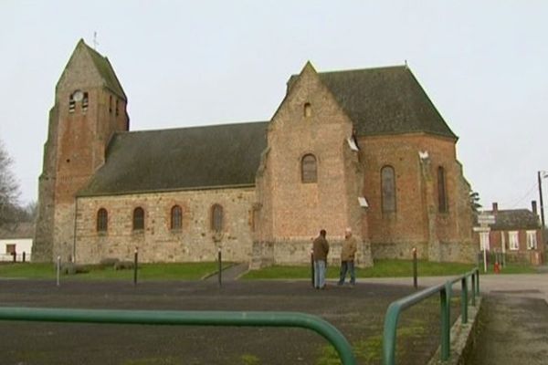 Laigny (02) : un obus encastré dans le mur de l'église du village