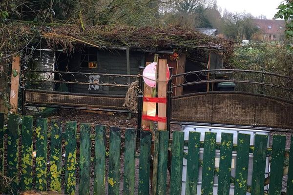 C'est près de ce cabanon que Yanis, 5 ans, est mort à Aire-sur-la-Lys, en février 2017.