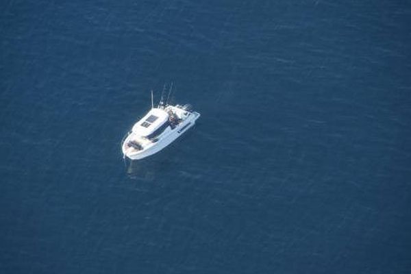 L'embarcation en panne, en pleine mer