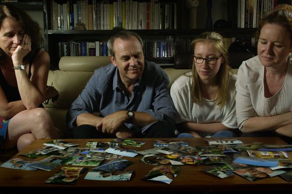 La famille réunie autour des photos 