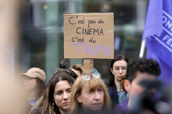 Une centaine de personnes se sont rassemblées, avant l'ouverture du procès Depardieu à Paris, ce 28 octobre.