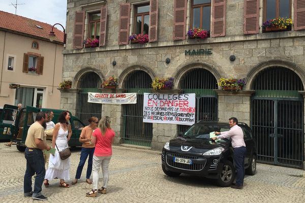 Les parents d'élèves s'activent avant la manifestation prévue vendredi à 19h à Cunlhat (63).