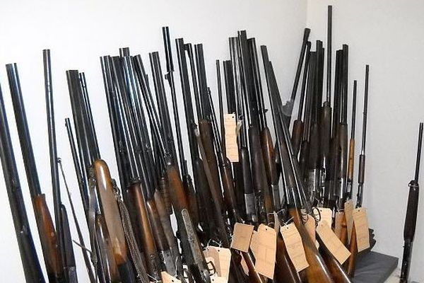 Un arsenal d'armes de guerre découvert le 28 juillet 2014 au domicile d'un retraité à Vendôme (Loir-et-Cher) : 136 fusils et carabines , 51 armes de poings, 63 sabres et épées, des munitions.