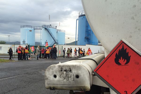 Débuté à 6H00, mardi 26 septembre, le blocage du site pétrolier de Cournon-d’Auvergne a été levé vers 10H30. Les manifestants, essentiellement des militants CGT, ont décidé de mettre un terme à cette action tout en promettant de revenir.