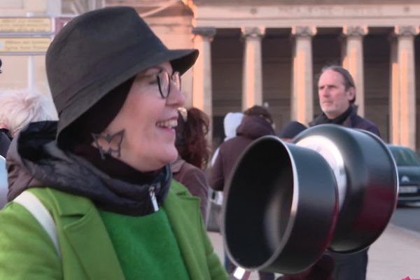 Environ un millier d'opposants à la réforme avaient déjà donné un concert de casseroles lundi 17 avril devant l'hôtel de ville de Caen.