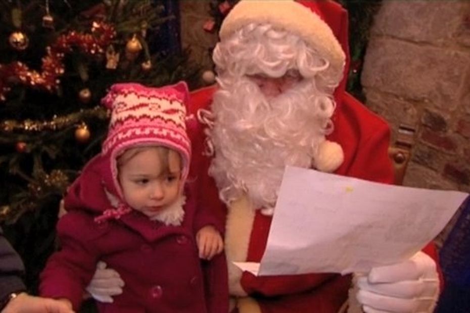 A Bailleul, le Père Noël reçoit les enfants, lit leurs lettres et leur répond