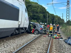 Une violente collision a eu lieu entre un TGV et un véhicule au passage à niveau de la route de Marseillan, ce vendredi 12 juillet 2024.