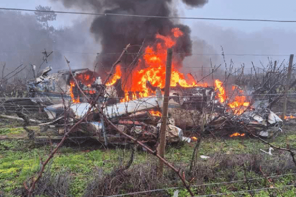 L'avion en flammes dans les vignes au nord de Beaune.