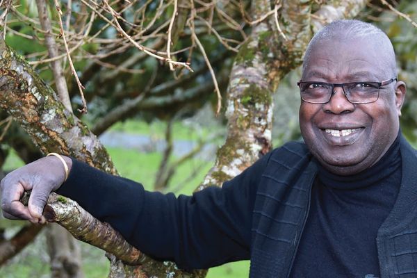 
Kofi Yamgnane publie ses « Mémoires d’outre-haine » aux éditions Locus Solus.
