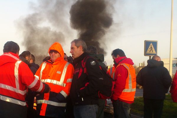 Les personnels portuaires bloquent les accès du port de Cheviré