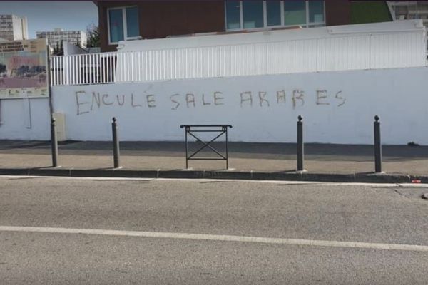 Un tag raciste a été peint sur le mur de la mosquée de la Bursserine donnant sur la rue, dans le 14e arrondissement de Marseille.