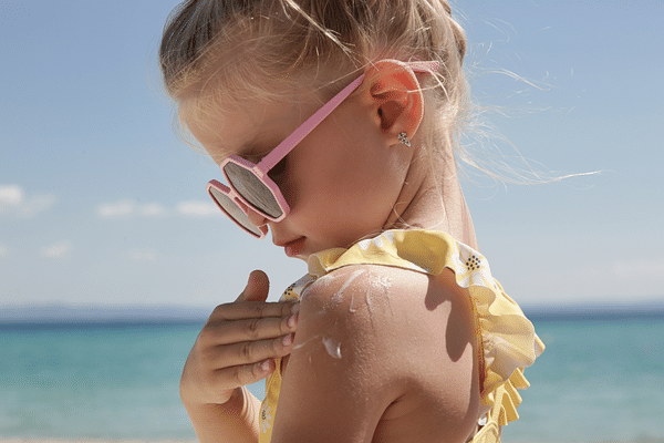 Se munir d'une crème protectrice adaptée à son profil de peau est une précaution nécessaire et même indispensable lorsqu'on prévoit de s'exposer au soleil.