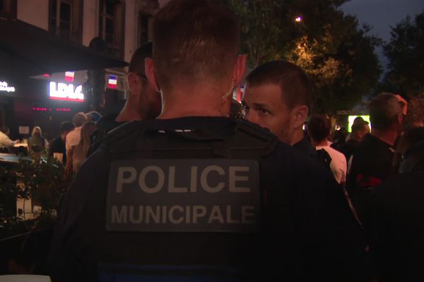 Une fan zone est en place depuis samedi 14 octobre pour le match des Dragons catalans et le quart de finale de la coupe du monde de rugby ce dimanche à Perpignan. Un périmètre sous haute surveillance depuis le passage de la France en alerte urgence attentat, le plus haut niveau de plan Vigipirate.