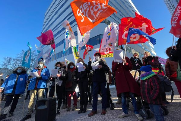 600 personnes se sont rassemblées devant le rectorat à Dijon