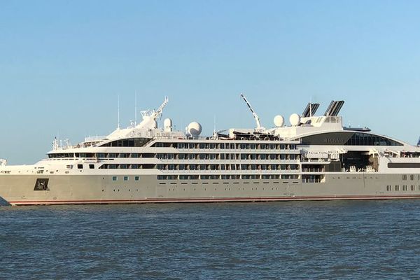 Le paquebot de croisière à son arrivée sur l'île d'Aix.