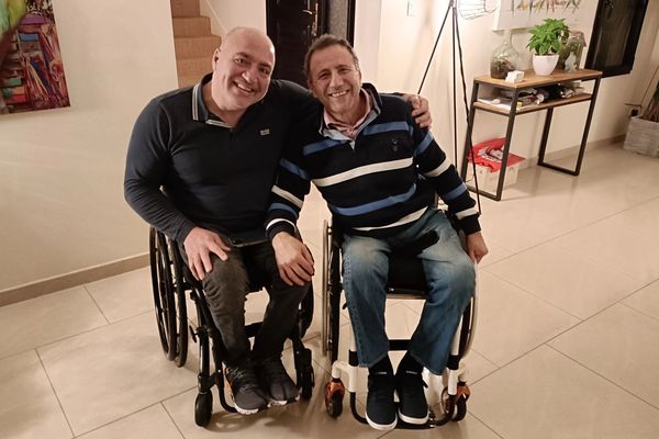 Antoine Aoun (à droite) sera accompagné du cycliste handisport Edward Maalouf (à gauche) pour escalader en fauteuil roulant le Kilimanjaro, le pus haut sommet africain, à 5 900 mètres d'altitude.