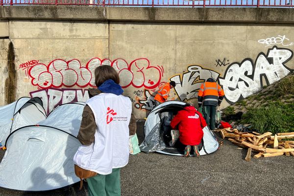 On dénombre une centaine de mineurs exilés à la rue dans le Calaisis depuis le début de l'hiver (source : Médecins Sans Frontières)