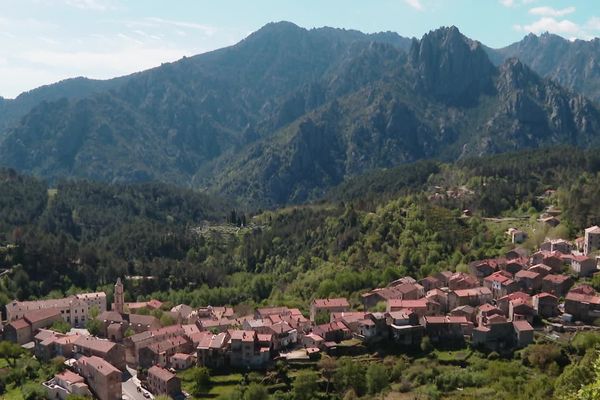 Situé au pied du Renosu, le village de Ghisoni est particulièrement exposé au risque d'incendie.