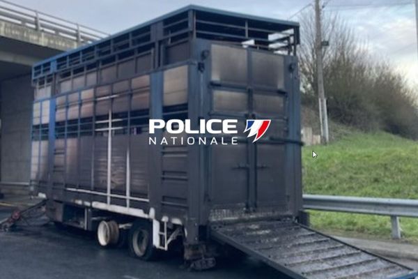 Le camion de transports de bovins a pris feu jeudi 16 février à La Londe en Seine-Maritime