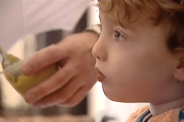 Le petit Guillaume bénéficie de la méthode A.B.A grâce à laquelle il a fait beaucoup de progrès. Mais ses parents peinent à payer les frais qui y sont liés.