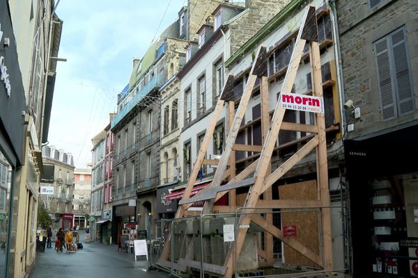 Un dispositif de sécurité a été mis en place pour éviter l'effondrement d'un des immeubles de la rue Saint-Guillaume, dans le centre-ville de Saint-Brieuc.