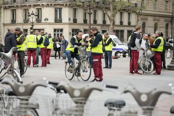 Illustration. Des salariés de Vélib' rassemblés devant l'Hôtel de ville, en avril