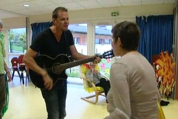 Clément Dumon, chanteur-guitariste de l'association Zicomatic.