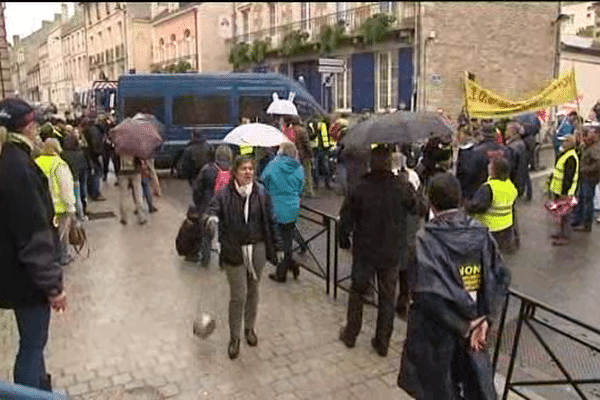 Un important dispositif policier a empêché les manifestants d'approcher la Préfecture et le Conseil général