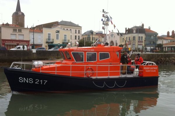 Le Président Louis Trichet nouveau canot de la SNSM quitte le port des Sables pour rejoindre Talmont-Saint-Hilaire son port d'attache