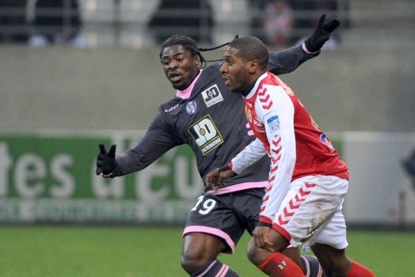 Le défenseur rémois Christopher Glombard aux prises avec le toulousains Serge Aurier 