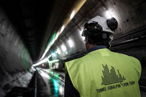 Un ouvrier qui travaille à la construction du tunnel, sur le site de Saint-Martin-la-Porte (Savoie) - Photo d'illustration